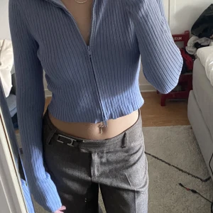 Topp med dragkedja  - Snygg topp från Monki, endast använd 1 gång. Storlek XS men stretchigt material med långa ärmar som passar upp till storlek M. Säljes för 150 kr eller bud 