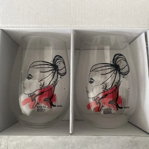 Kosta boda ”all about you” - Dricksglas från Kosta bodas serie ”All about you” i färgen röd som rymmer 57 cl. Helt oanvända, har bara stått som prydnad.  Nypris: 299:-🤍