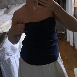 Marinblå tubtopp, står strl XL i toppen men funkar bra att ha som topp om man är S/M/L också. Ganska lång så kanske funkar som klänning om man är kortare?💙