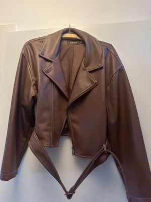 Skinnjacka  - Mycket fin brun skinnjacka från Biancas kollektion med Nelly.com. Helt ny men utan prislapp. Nypris 999 kr, mitt pris 499 + frakt. Storlek 38, oversized i storlek. 