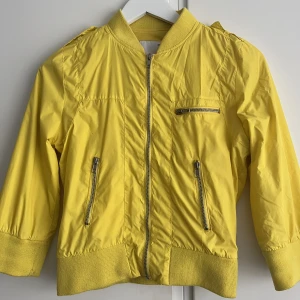 Bomberjacka - Bomberjacka gul i storlek 34 
