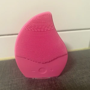 Foreo  - Säljer en ny foreo. Endast testad. Funkar jättebra. Finns att hämta i Kalmar, kan tas till Växjö. Skickas då jag bjuder på frakten. 🌺