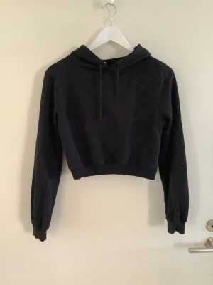 Luvtröja NLY Trend - Svart luvtröja NLY Trend small 