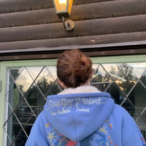 Really Point Jacka - Rätt udda jacka från Really Point! Lurvig inuti och väldigt varm, med många detaljer (t.ex udda fickor).. Inte använt så mycket, men gott älskad har den varit! Pris kan diskuteras! 