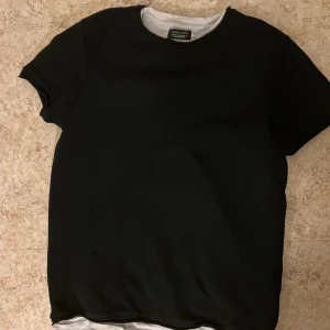 T-shirt - En supersnygg t-shirt för män från zara i mycket bra skick! 🤍