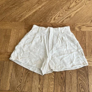 Beiga linneshorts  - Beiga linneshorts i fint skick