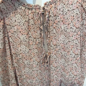 Supersöt blommig  sommarklänning!  - Supersöt blommig rosa sommarklänning! Den var helt slutsåld när den köptes förra året. 