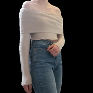 Off-shoulder topp - Jag gjorde om en gammal tröja till en mer modern och sommrigare design. Det var första gången jag jobbat med ett stretchigare material så den ser lite rufsigare ut i kanterna.