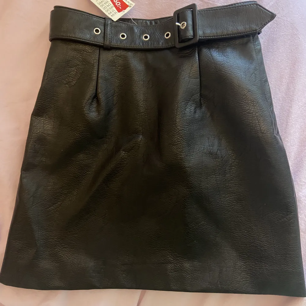 Black synthetic leather skirt 💗 New not used. Kjolar.