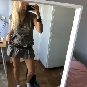 Militärgrön klänning - Asnajs militärgrön klänning med volanger, frakt ingår inte