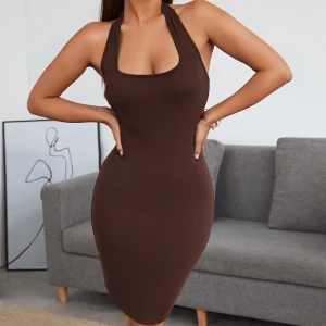 Brun klänning strl XS - Brun ribbad halterneck klänning i strl. XS, öppen rygg och stretchigt material som även passar S-M. Oanvänd.