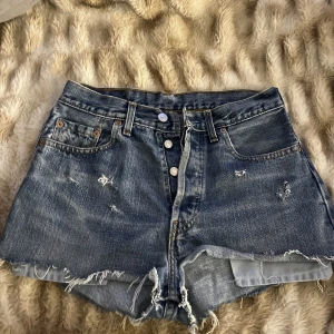 Levi’s shorts - Vet inte riktigt storlek så se bild 2😊Pris kan diskuteras vid snabb affär! Köparen står för frakt 💗