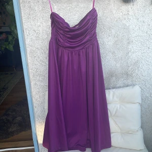 Axelled kläning - Mörklila klänning