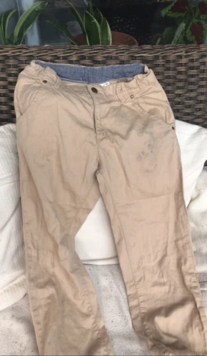 Jeans byxor - Ett par byxor i beige. 