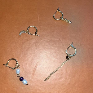 Örhängen - Dessa 4 mindre creoler är köpta på glitter. Säljer 1 för 30kr, alla säljes för 110 kr. Priset går att diskutera! Kan leverera direkt hem till dig för 15 kr.