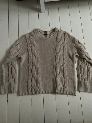 Stickad tröja - Helt oanvänd tröja från lager 157