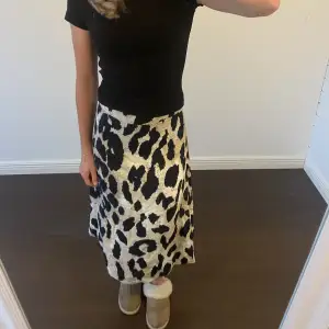 En länger leopard kjol ifrån Object i storlek 34. Kjolen är nästan aldrig aldrig använd så i väldigt fint skick.