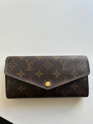 Louis Vuitton plånbok - Jättefin plånbok som dessvärre har kommit till nytta alldeles för lite. Mycket fint skick.  Modellen heter Sarah wallet och nypris är 6250.  Mitt pris är 4000 och då får du en plånbok i nyskick. Finns i Lund och går alldeles utmärkt att skicka.