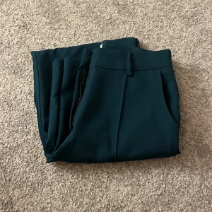 Gröna kostymbyxor  - Gröna kostymbyxor från madlady storlek S. Använda fåtal gånger så i  nyskick, inga defekter🌸