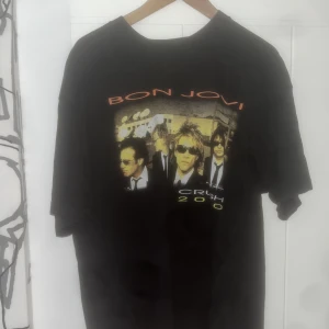 Vintage bon jovi T-shirt  - Från 2000 Tröjan är inte fläckig, min kamera är sprucken:(