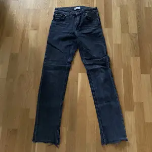 Svarta/gråa jeans med slit, köpta på zara för ett par år sedan. Har klipp av de för att de ska passa en person runt längden 165. Har tyvärr växt ur dem, därav har jag ingen bild med dem på🫶om ni har någon fråga är det bara att ställa