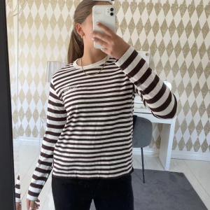 Tröja - säljer denna Ganni tröja pgav den inte kommer till användning( använd Max 4 gångar)!! Frakt tillkommer💕💕💕