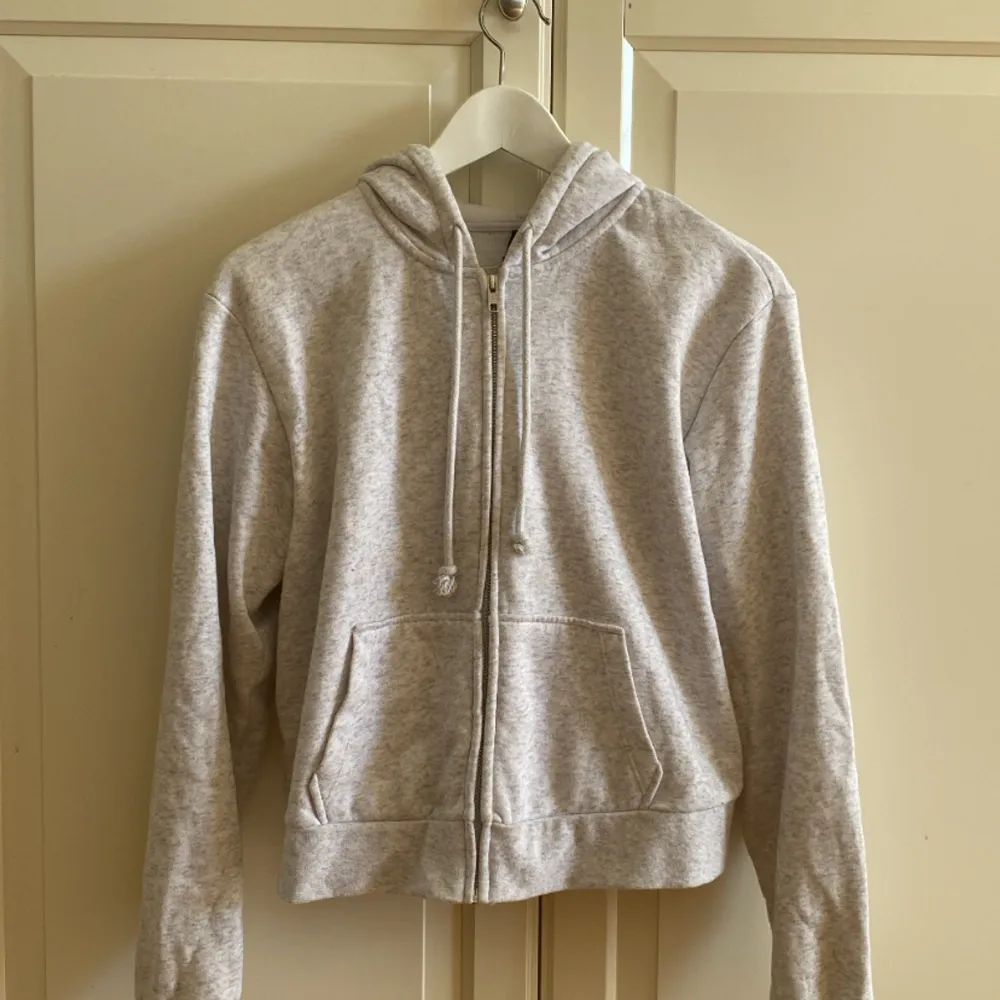 Grå zip hoodie från Divided. Den är i storlek L, men är lagom för mig som bär storlek S/M. Hör av dig vid frågor eller funderingar. Ta hand om dig.💌. Hoodies.