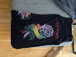 linne från ed hardy - !SPECIELLT ERBJUDANDE! få båda linnena för 300kr  köpt second hand men i väldigt gott skick. 