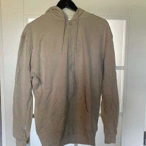 Beige ziphoodie. - Beige ziphoddie från studio total. Storlek M men funkar också som en lite oversized S.