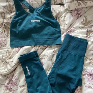 Tränings set - Ett set med träningtights och sport-bh från Physical apperal. Båda delarna i storlek XS. Färgerna är lite missvisande på bild. Köparen står för frakten.