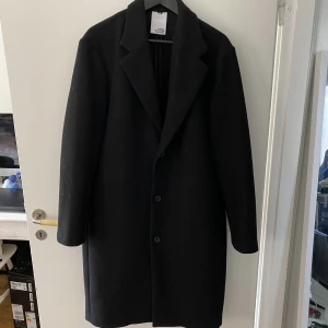 Visual clothing project rock - Svart Vinterrock i ull från märket visual clothing project. Använd men gott skick. Kommer tyvärr inte till användning längre.