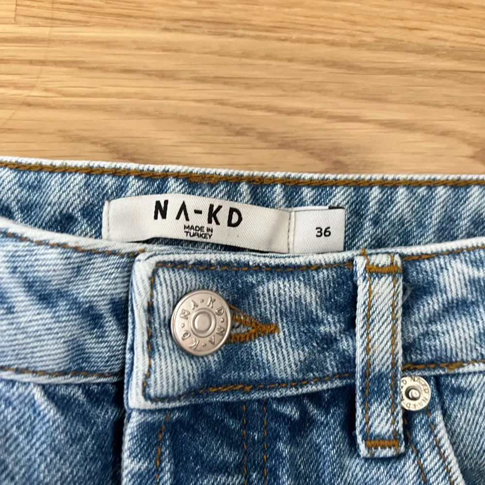 Blåa jeans i storlek 36 ifrån NA-KD. Endast använda en gång . Jeans & Byxor.