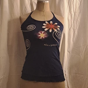 Halterneck topp  - Str. L, men lite liten i storleken. Någon tråd lös vid banden, men går att fixa. För mer info skicka pm. 💖