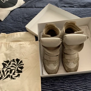 Isabelle marant skor  - Säljer mina äkta isabell markant skor i beige. Storlek 37. De är väl andvända men i bra skick förutom några få fläckar fram på skorna. Skickas med kartong och tyg påsarna med skorna i🩷(pris kan diskuteras)