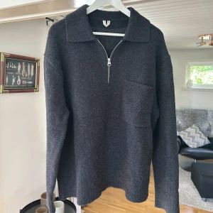 Arket stickad tröja - Säljer nu min stickade tröja från Arket, då den inte kommer till användning. Använd fåtal gånger, riktigt skön tröja allmänt!