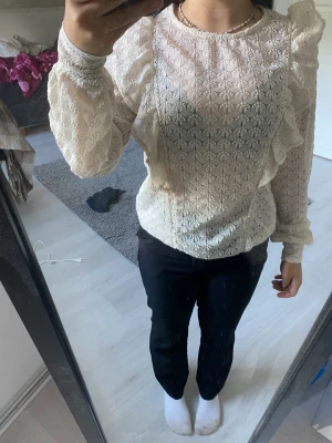 Tröja från vila  - Jättesnygg tröja från vila, lite genomskinlig och nästan aldrig använd. Köpt för 400 säljer för 100 stolek s 