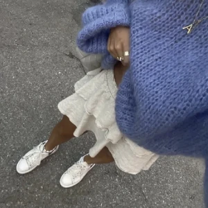 Stickad tröja  - Säljer nu denna fina gosiga oversized stickade tröjan💙Perfekt att ha som övertröja nu under sommaren!🦋🐬(lånade bilder) 