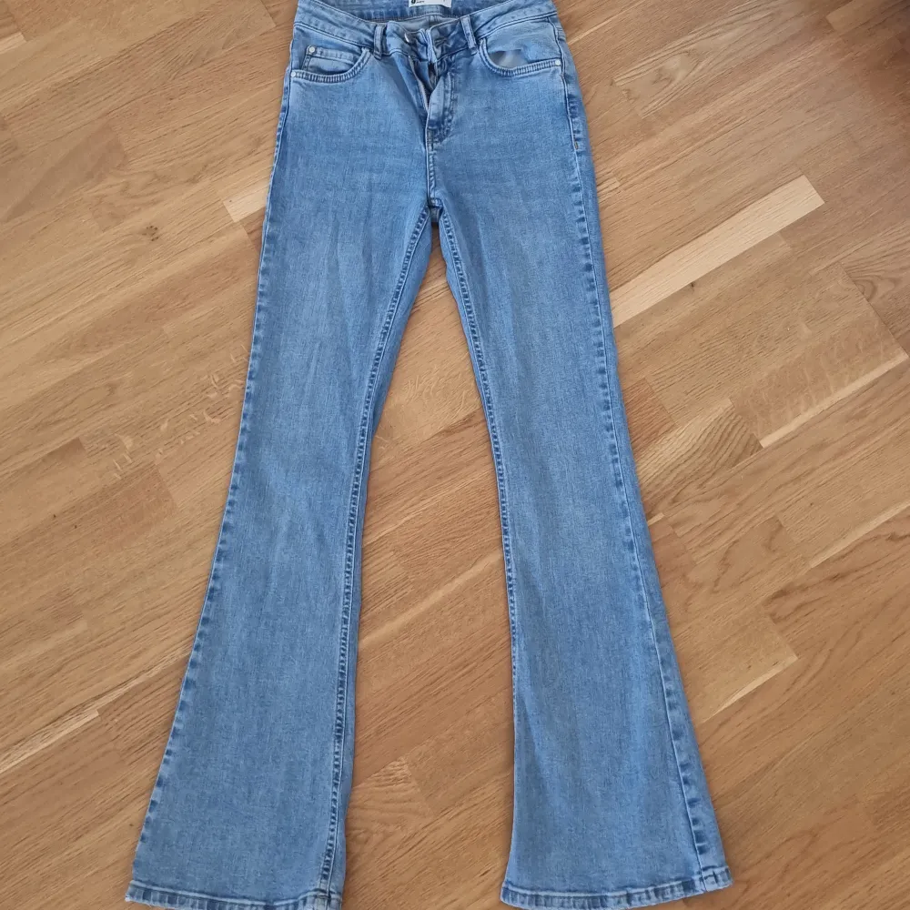Jag säljer ett par fina bootcut jeans i storlek s (men känns som xs). Säljer då dom är för korta för mig. Jeans & Byxor.