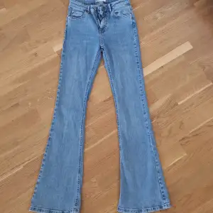 Jag säljer ett par fina bootcut jeans i storlek s (men känns som xs). Säljer då dom är för korta för mig