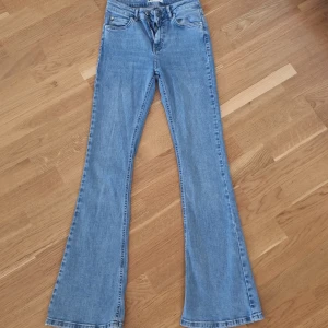 Bootcut jeans - Jag säljer ett par fina bootcut jeans i storlek s (men känns som xs). Säljer då dom är för korta för mig