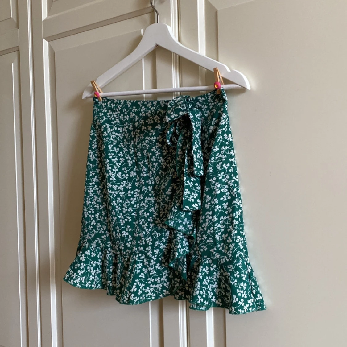 Grön kjol med vita blommor - 90