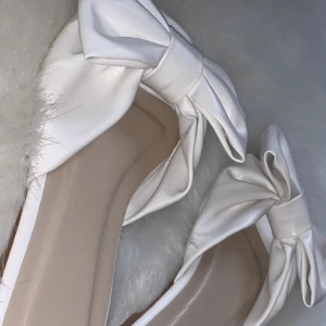 Söta tofflor - Beställde ifrån SHEIN för drygt ett pr sedan, används 3-4 gånger. Med andra ord är dom i bra skick.  Dom är sköna att gå i men passar tyvärr ej mig.