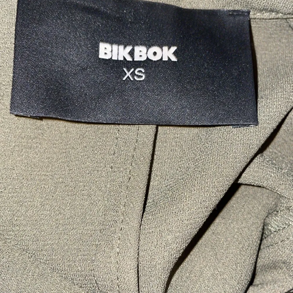 Grön kapp från BikBok Storlek XS Polyester 100% Mycket bra skick  Inga skador . Jackor.