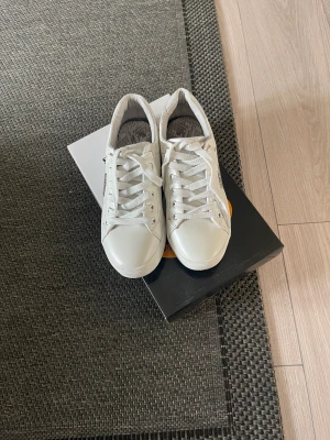 Skor - Super fina skor från Dockers, köpta från Zalando. Använt väldigt fåtal gånger