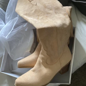 Beiga boots - Säljer dessa beiga boots, aldrig använda då jag helt enkelt inte får användning för dem! Storlek 41 men skulle säga de passar 40 också! Köpta för 600 säljer för 400 