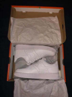 Air Force 1s - Nästan helt nya. Använda 1-2 gånger. Säljer för att de e för små 