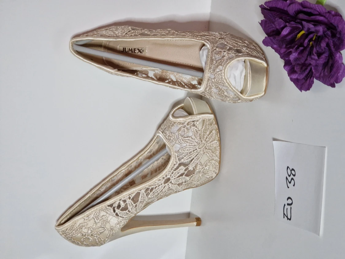 Romantiska pumps i beige spets strl 38