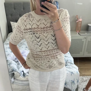 Gullig stickad topp🤍 - Säljer min stickade topp/tröja från zara som inte längre finns i butik🩷🩷 