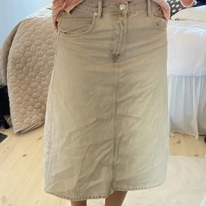 Beige Långkjol  - Säljer denna beiga Långkjol från zara.  Storlek: M 