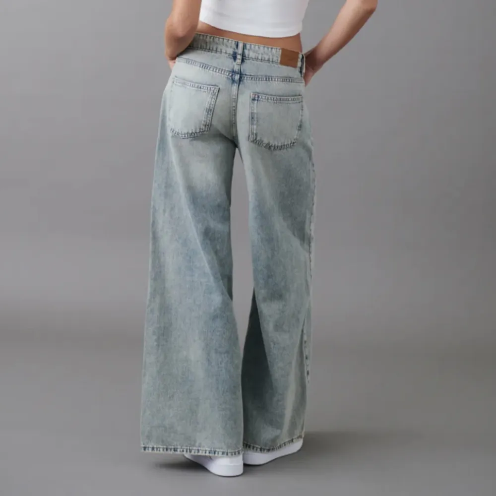 Helt nya jeans från Gina tricot!!  Dessa är Wide leg, super snygga och baggy. De är i stl 34, men passar även 36 eller mindre.   Nypris är 499, och eftersom de aldrig är använda så säljer jag de för 299kr, vilket är 200kr billigare är original.. Jeans & Byxor.